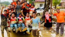Relawan PKS Sabang membersihkan lumpur di rumah warga terdampak banjir di Kecamatan Seruway, Aceh Tamiang, Kamis (18/12/2025).
