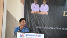 Plt Kadisdikbud Aceh Besar, Dr. Agus Jumaidi. M.Pd, Kajari Aceh Besar, Jimmy Novian Tirayudi, SH, MH, MSi foto bersama seusai pembukaan Duta Pelajar Sadar Hukum di Hotel Permata Hati, Gampong Meunasah Manyang PA, Kecamatan Ingin Jaya, Rabu (17/12/2025). FOTO/MC ACEH BESAR