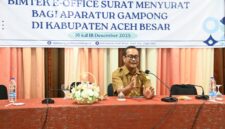 Sekdis Diskominfo Aceh Besar, Khairul Huda SKom MM memberi pandangan umum Bimtek e-office Surat Menyurat bagi Aparatur Gampong di Gedung Dekranasda Aceh Besar, Gampong Gani, Kecamatan Ingin Jaya, Aceh Besar, Selasa (16/12/2025). FOTO/MC ACEH BESAR