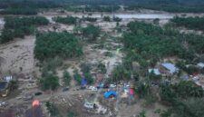 Petugas PLN sedang memasang tower darurat untuk memulihkan jaringan transmisi listrik Pangkalan Brandan–Langsa yang sempat putus akibat banjir dan longsor pascabaneca di Aceh.** Pemulihan jalur ini menjadi titik krusial kembalinya interkoneksi sistem listrik Aceh dengan Sumatra (Dok,PLN)