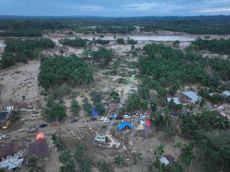 Petugas PLN sedang memasang tower darurat untuk memulihkan jaringan transmisi listrik Pangkalan Brandan–Langsa yang sempat putus akibat banjir dan longsor pascabaneca di Aceh.** Pemulihan jalur ini menjadi titik krusial kembalinya interkoneksi sistem listrik Aceh dengan Sumatra (Dok,PLN)