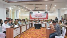 “Sekda Aceh, M. Nasir, S.IP., MPA, bersama Dirjen Bina Adwil Kemendagri, Safrizal ZA, memimpin rapat koordinasi dan evaluasi harian Tanggap Darurat Provinsi Aceh bersama lembaga vertikal, kepala SKPA, dan unsur terkait lainnya di Posko Tanggap Darurat Aceh (POTDA 1), Setda Aceh, Banda Aceh, Kamis (4/12/2025). FOTO / DOK PEMERINTAH ACEH.”
