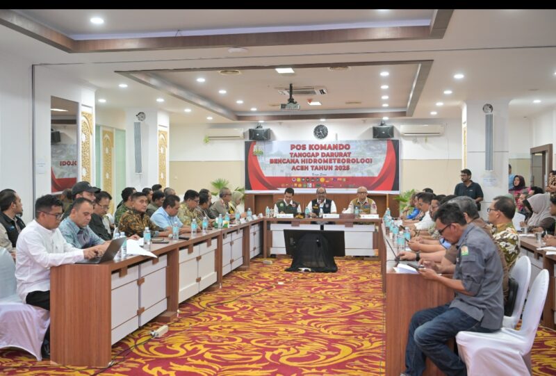 “Sekda Aceh, M. Nasir, S.IP., MPA, bersama Dirjen Bina Adwil Kemendagri, Safrizal ZA, memimpin rapat koordinasi dan evaluasi harian Tanggap Darurat Provinsi Aceh bersama lembaga vertikal, kepala SKPA, dan unsur terkait lainnya di Posko Tanggap Darurat Aceh (POTDA 1), Setda Aceh, Banda Aceh, Kamis (4/12/2025). FOTO / DOK PEMERINTAH ACEH.”
