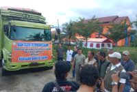 Bupati Aceh Besar Muharram Idris bersama jajaran melepas 197 ton bantuan masyarakat Aceh Besar melalui tol laut dari Pelabuhan Ulee Lheue menuju Kuala Langsa untuk korban banjir di Langsa, Aceh Timur, dan Aceh Tamiang.