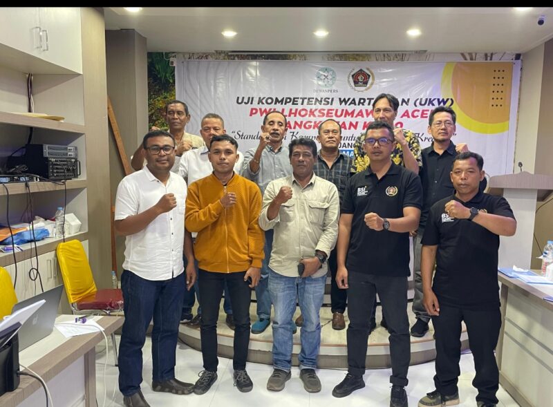 Peserta dan penguji berfoto bersama usai UKW XX PWI Aceh di Lhokseumawe. Sebanyak 18 wartawan dinyatakan kompeten setelah mengikuti uji sesuai standar.