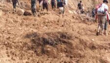 Prajurit TNI membantu warga melintasi jalur darurat di Jembatan Tenge Besi, Bener Meriah, yang rusak akibat bencana alam, Minggu (14/12/2025).