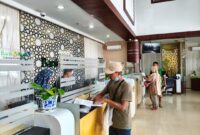 Seorang nasabah Bank Aceh melakukan transaksi di Kantor Cabang Banda Aceh, menandai kembalinya layanan perbankan 100 persen setelah 192 jaringan kantor Bank Aceh pulih penuh pasca banjir di Aceh.