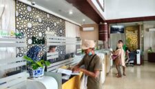 Seorang nasabah Bank Aceh melakukan transaksi di Kantor Cabang Banda Aceh, menandai kembalinya layanan perbankan 100 persen setelah 192 jaringan kantor Bank Aceh pulih penuh pasca banjir di Aceh.