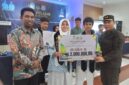 FOTO BERSAMA - Kajari Aceh Besar bersama Plt Kadis Dikbud menyerahkan hadiah dan tropy kepada pemenang kegiatan Duta Pelajar Sadar Hukum di Hotel Permata Hati, Kecamatan Ingin Jaya, Rabu (17/12/2025).