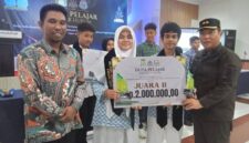 FOTO BERSAMA - Kajari Aceh Besar bersama Plt Kadis Dikbud menyerahkan hadiah dan tropy kepada pemenang kegiatan Duta Pelajar Sadar Hukum di Hotel Permata Hati, Kecamatan Ingin Jaya, Rabu (17/12/2025).